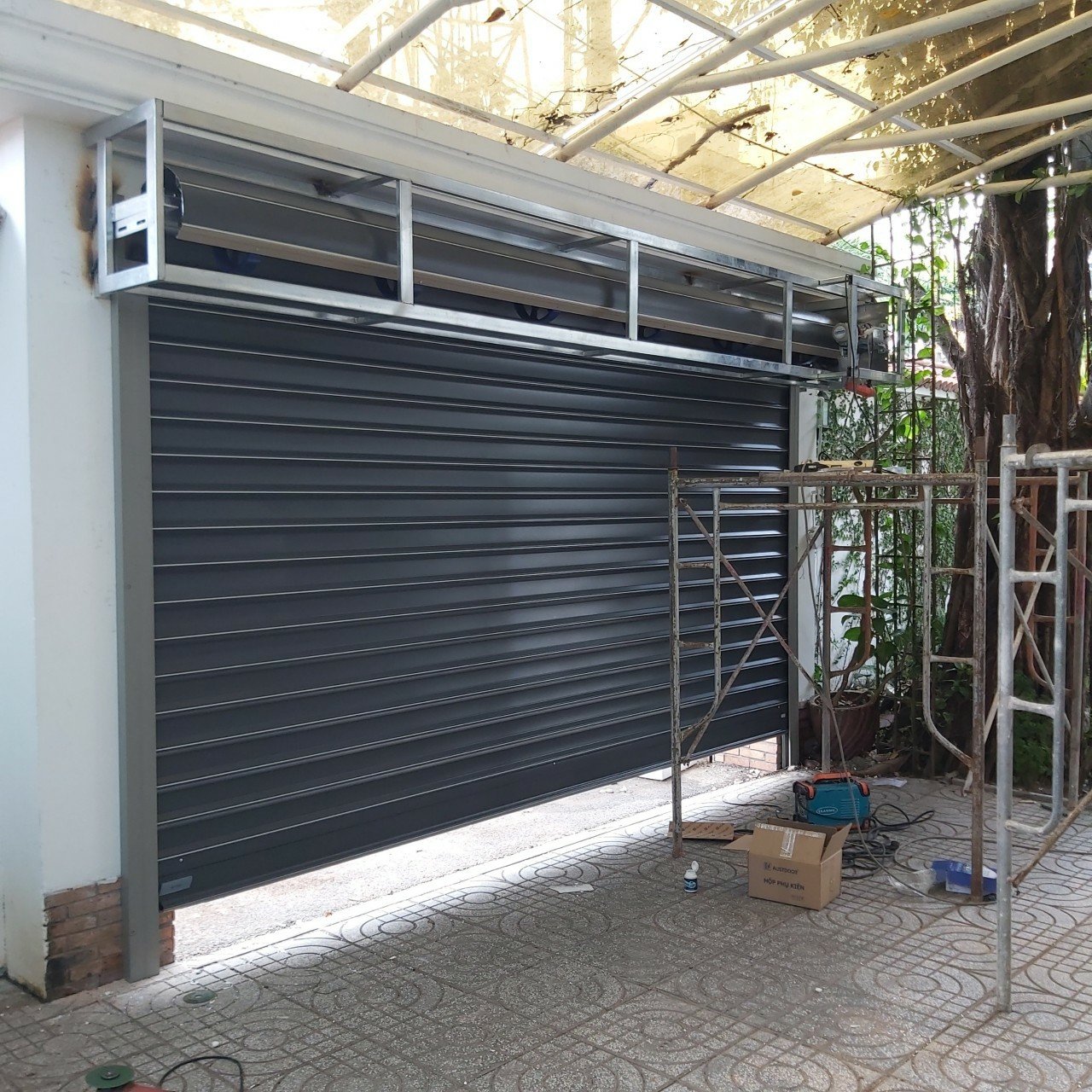 Cửa cuốn Austdoor Line Art L120 thực tế