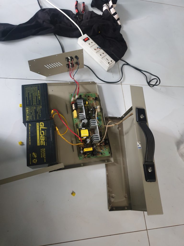 Sửa bình lưu điện cửa cuốn Austdoor 1