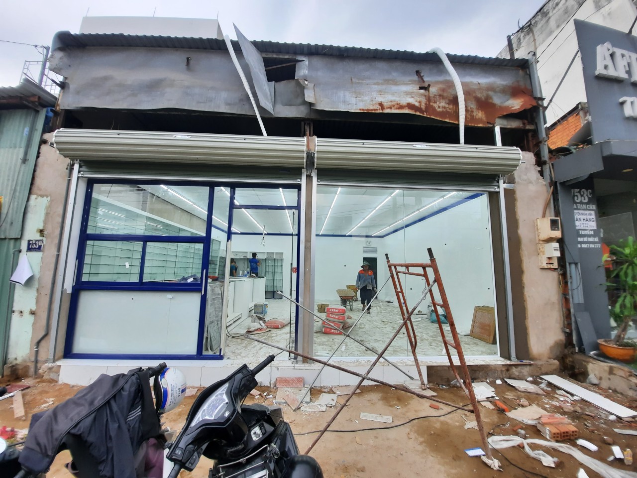 lắp đặt Cửa cuốn tấm liền Austdoor 02