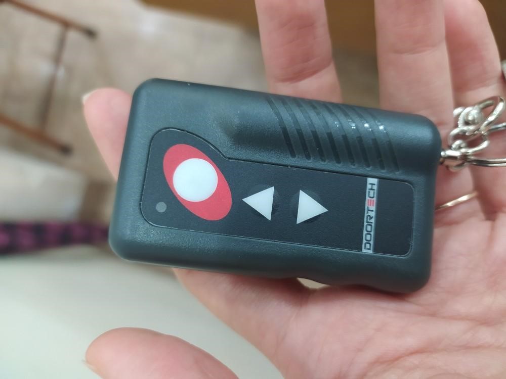 Tay điều khiển Remote cửa cuốn Doortech