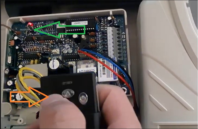 Cách cài đặt remote cửa cuốn Austdoor đơn giản ai cũng làm được