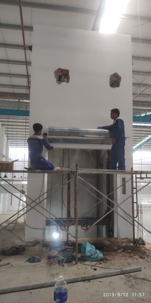 Lắp đặt cửa cuốn cho thang máy 01
