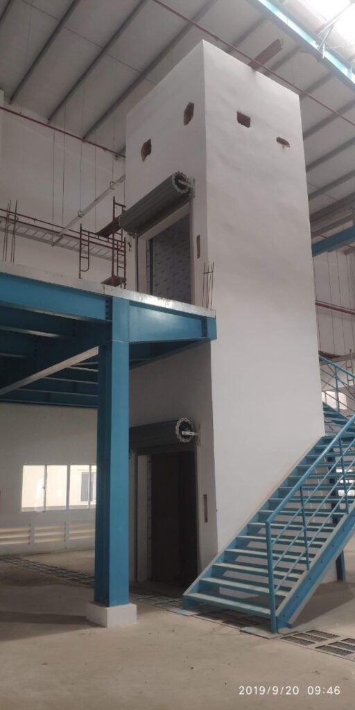 Lắp đặt cửa cuốn cho thang máy 02