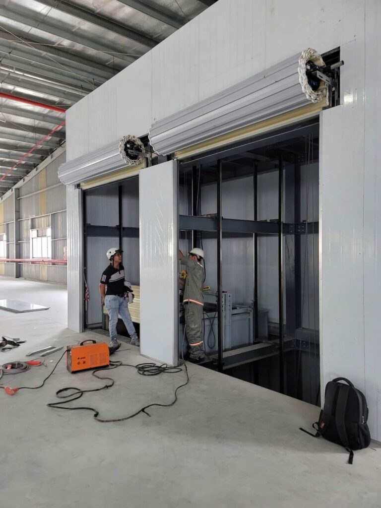 Lắp đặt cửa cuốn cho thang máy 04