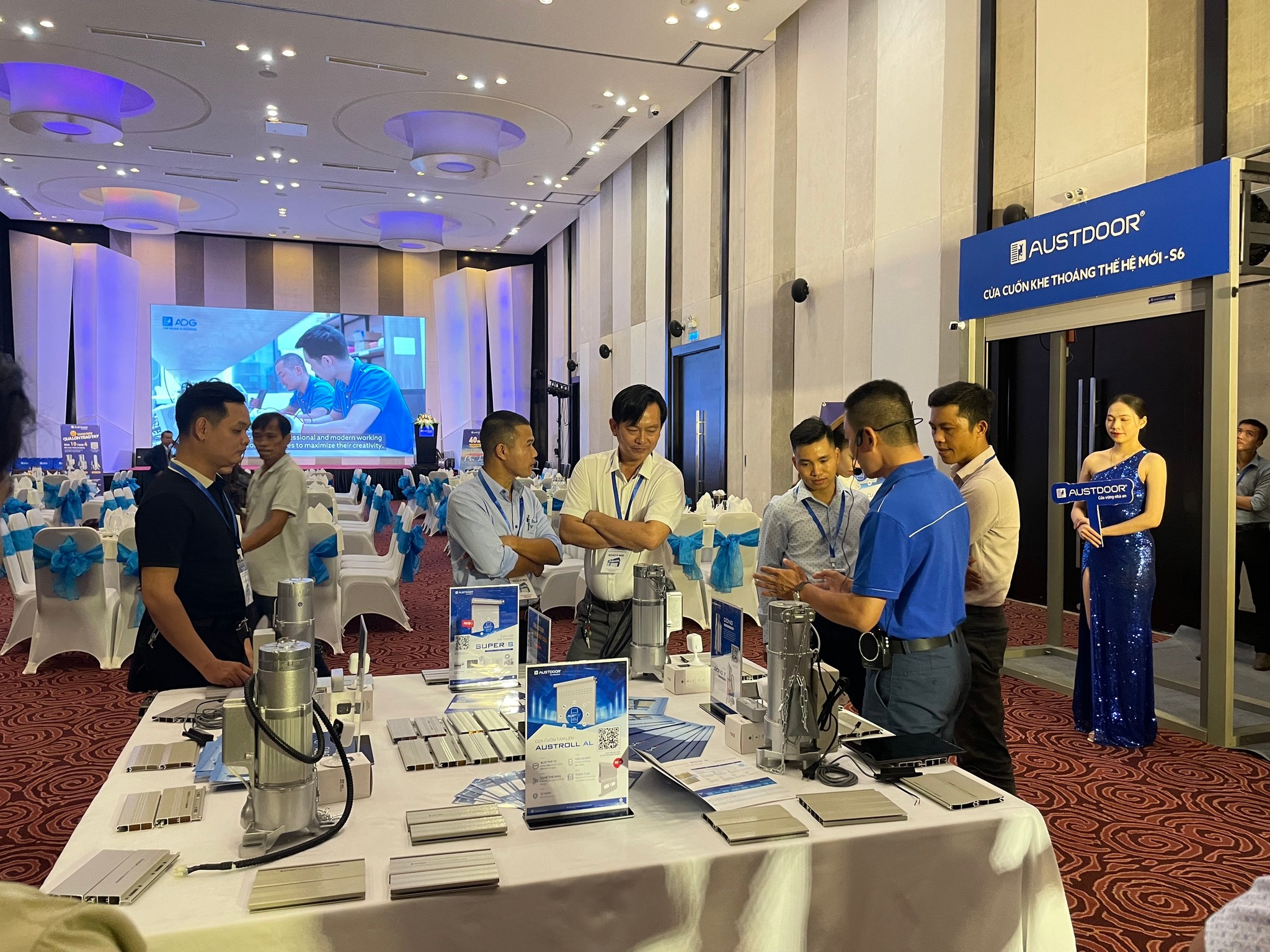 Lắp đặt thi công cửa cuốn Austdoor Quận 10 Giải pháp tối ưu cho an toàn và thẩm mỹ Lắp đặt thi công cửa cuốn Austdoor Quận 10 Giải pháp tối ưu cho an toàn và thẩm mỹ