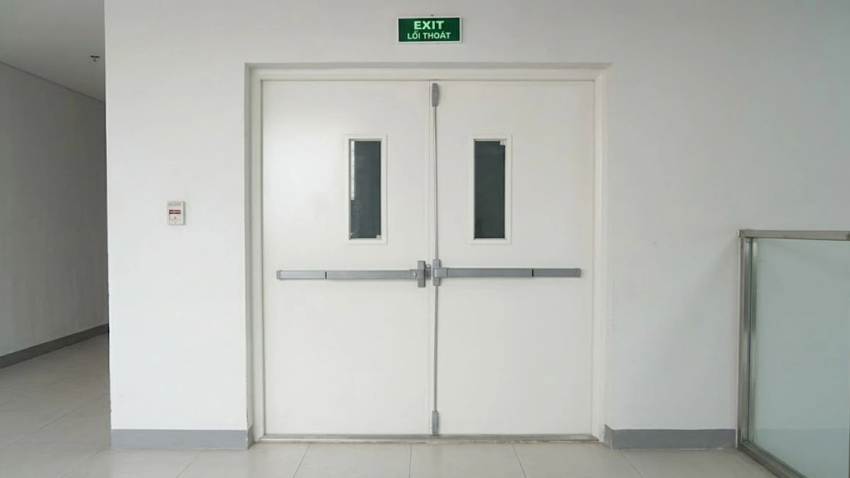 Cửa thép chống cháy Austdoor 2 cánh đều thanh đẩy ô kính chống cháy