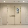 Cửa thép chống cháy Austdoor 2 cánh lệch có ô kính chống cháy
