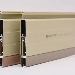 E70i phù hợp nhà phố và cửa hàng cần cửa cuốn khe thoáng có thân cửa dày hơn nhóm nan phổ thông