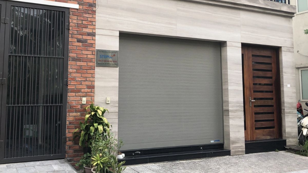 Cửa cuốn nan nhôm DF70 cho mặt tiền nhà phố hiện đại