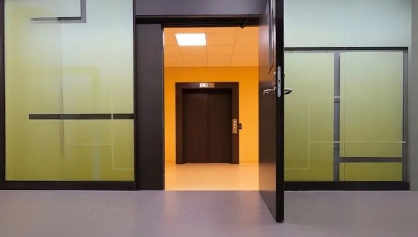 Lắp đặt cửa thép Austdoor Quảng Ngãi - cửa thép tại hành lang công trình