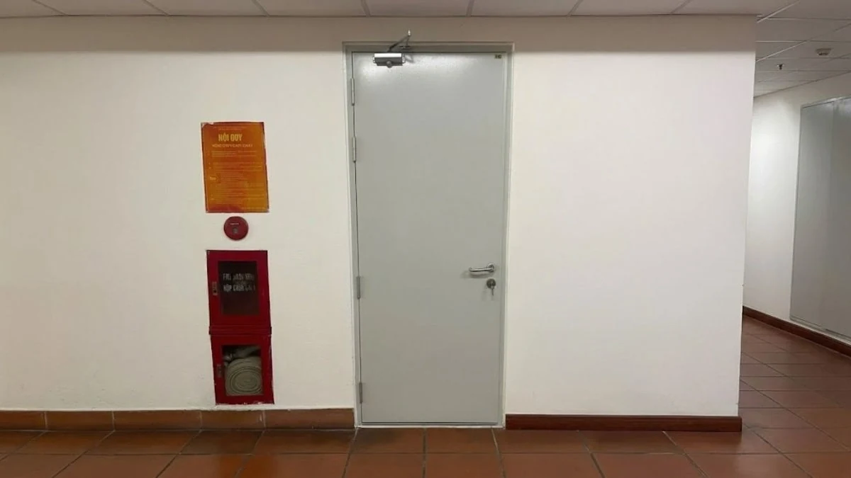 Cửa thép chống cháy Austdoor 1 cánh màu trắng