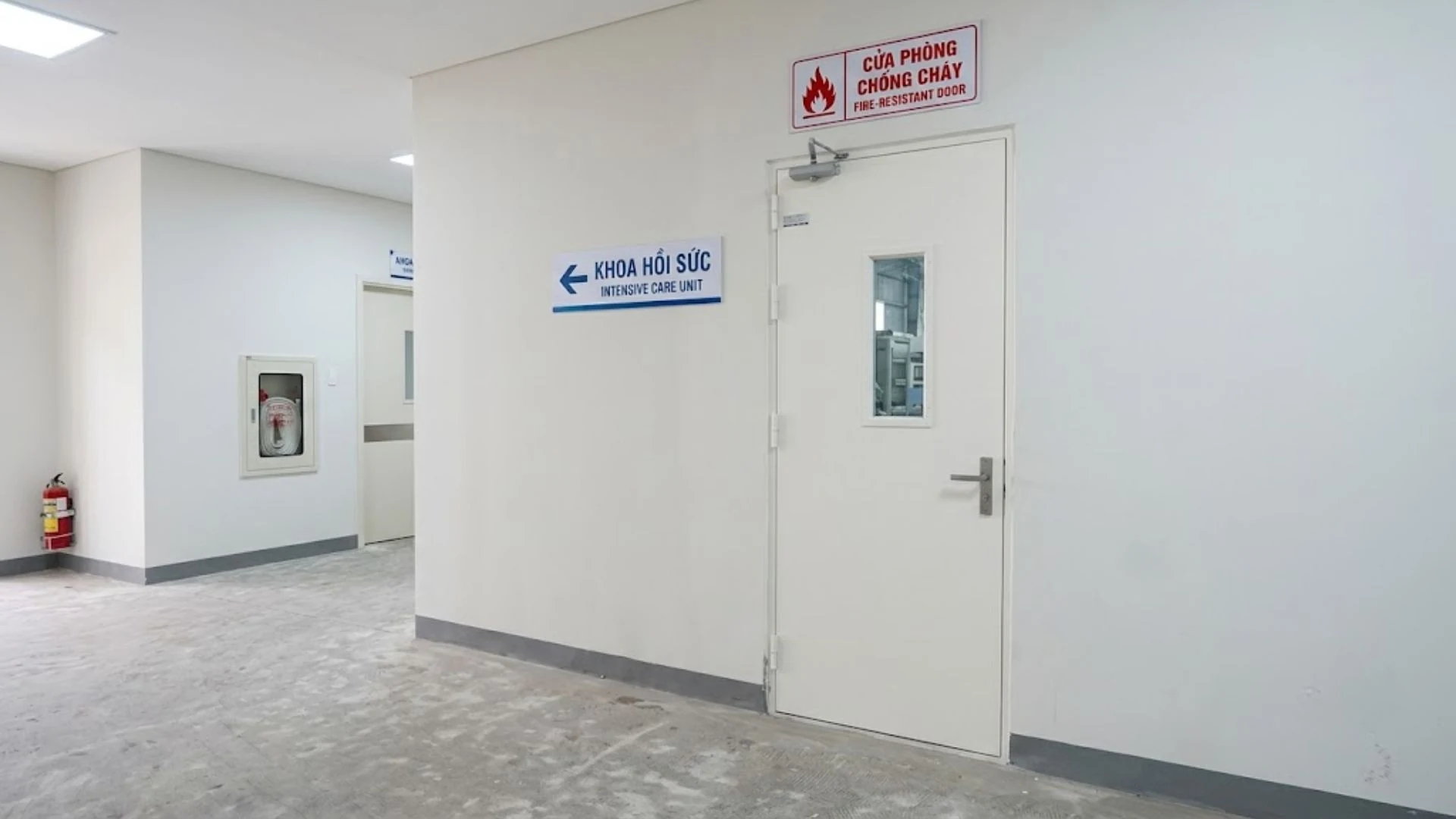 Cửa thép chống cháy bệnh viện có ô kính quan sát