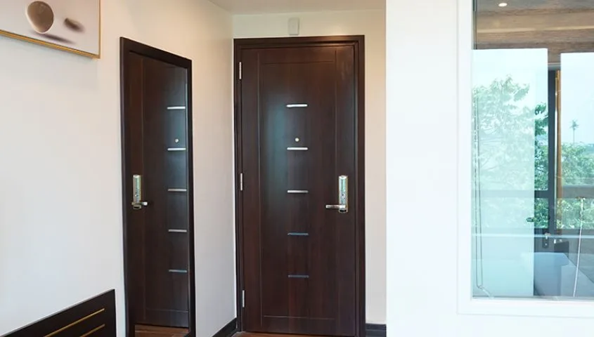 Lắp đặt cửa thép Austdoor Đà Nẵng - cửa vân gỗ trong hành lang căn hộ