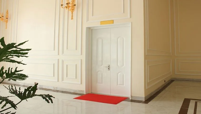 Cửa thép Austdoor Cà Mau - cửa thép vân gỗ ở lối vào căn hộ