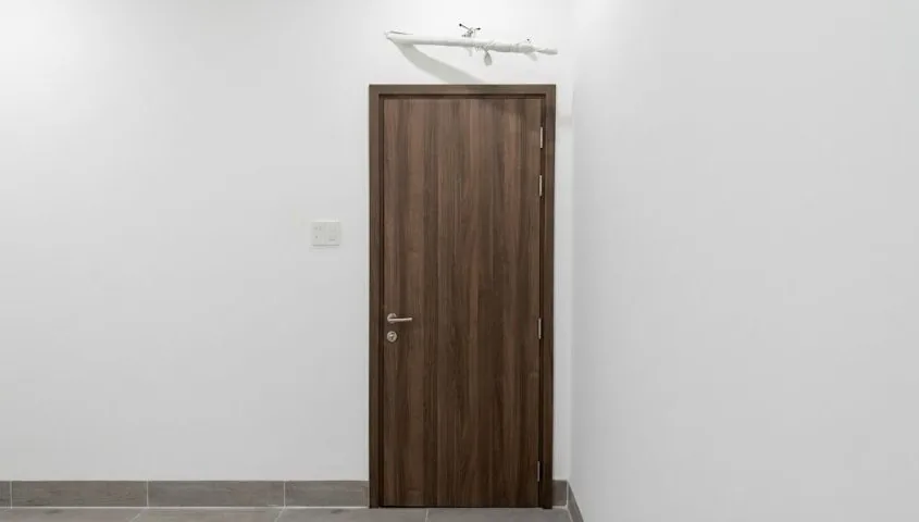 Phụ kiện cửa gỗ Austdoor Đà Nẵng - khóa và bản lề