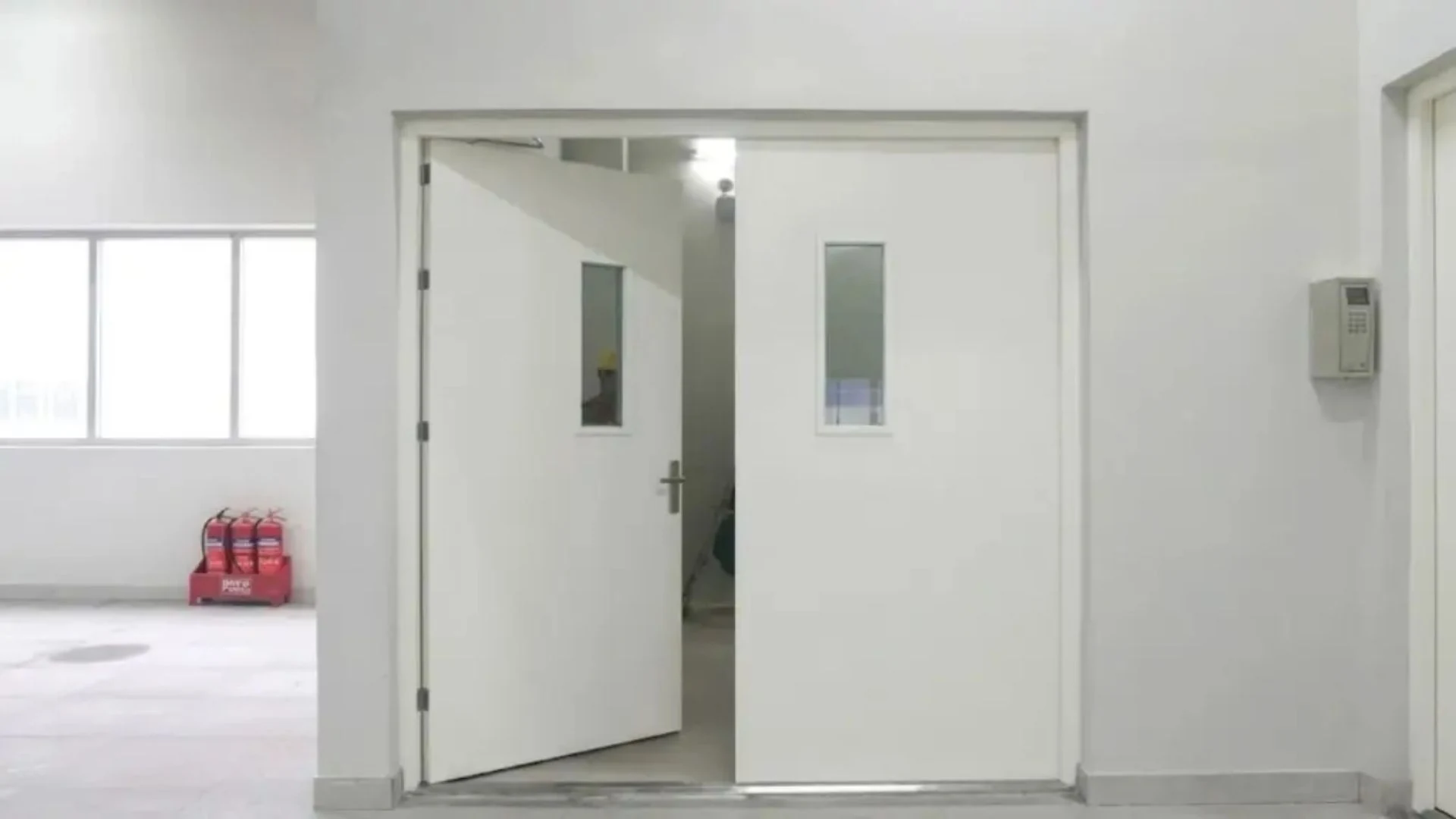 Lắp đặt cửa thép kỹ thuật sơn tĩnh điện Austdoor tại nha xuong