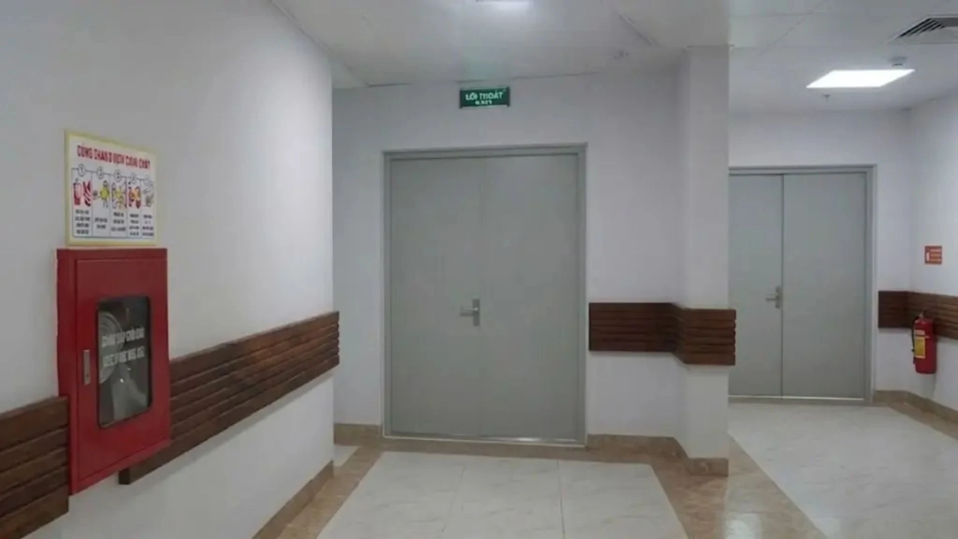 Mẫu cửa thép chống cháy Austdoor tại hanh lang